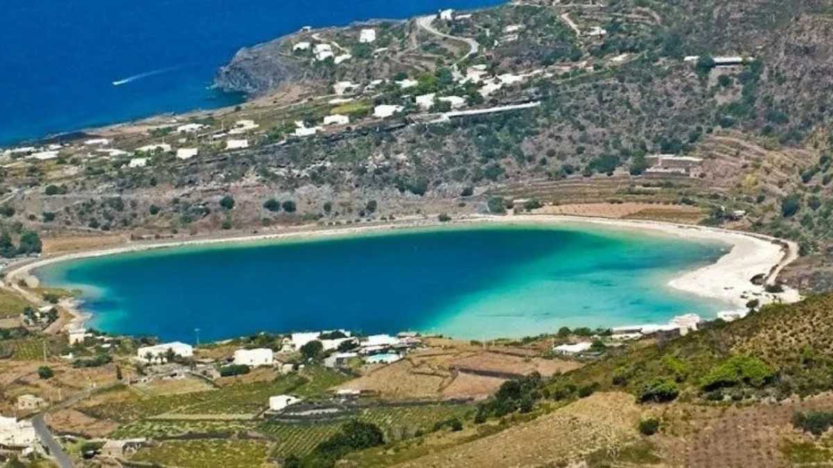 Pantelleria tra dammusi, giardini panteschi e muretti a secco: itinerario tematico